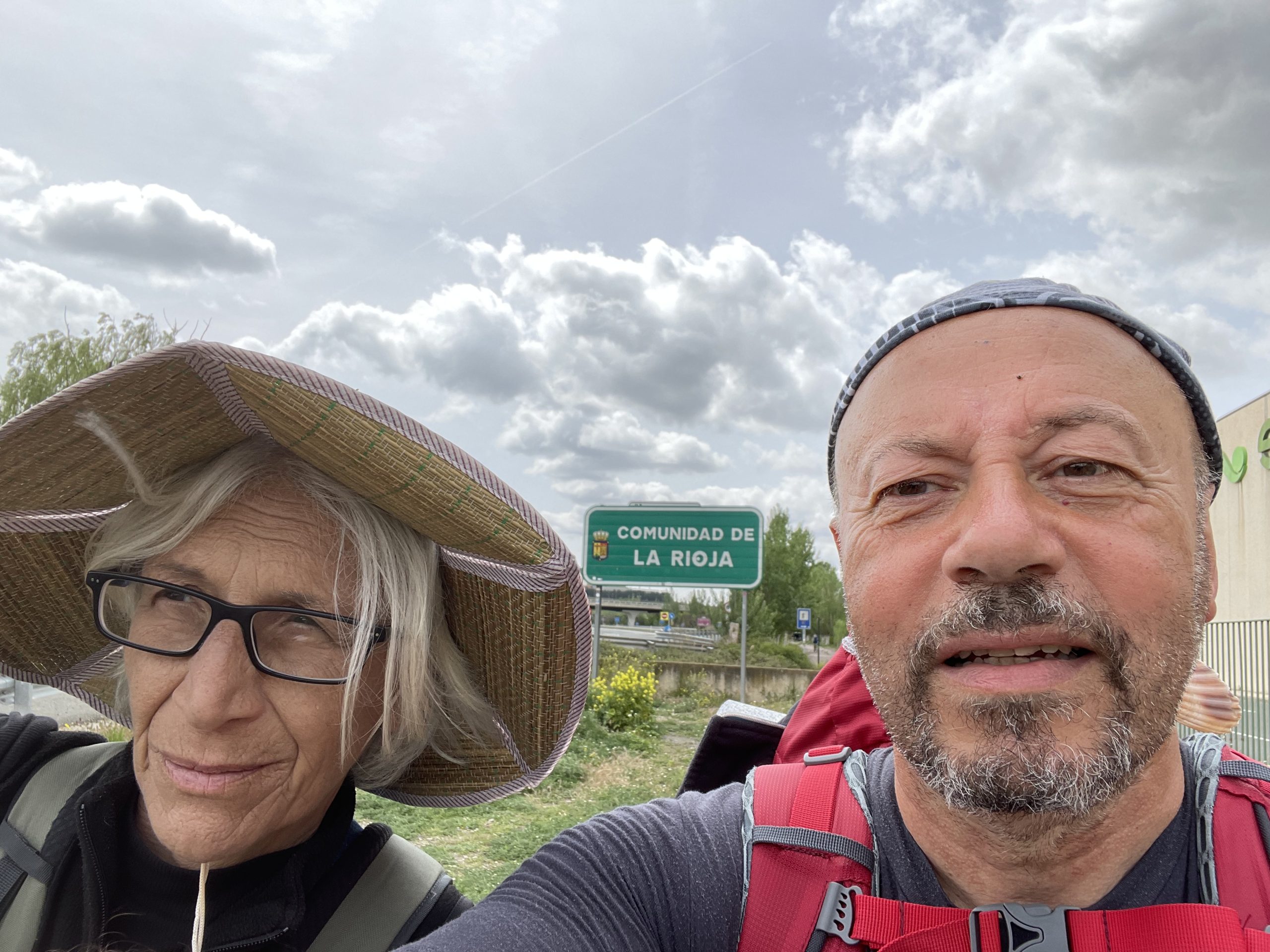 Laura e io davanti al cartello che segnala la fanno della Navarra e ingresso in Rioja