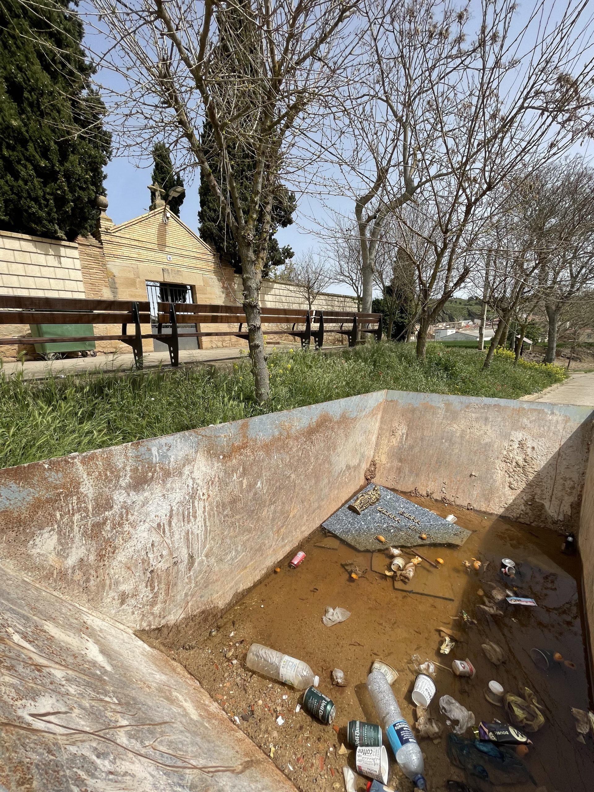 Una lapide nell’immondizia davanti al cimitero di Los Arcos