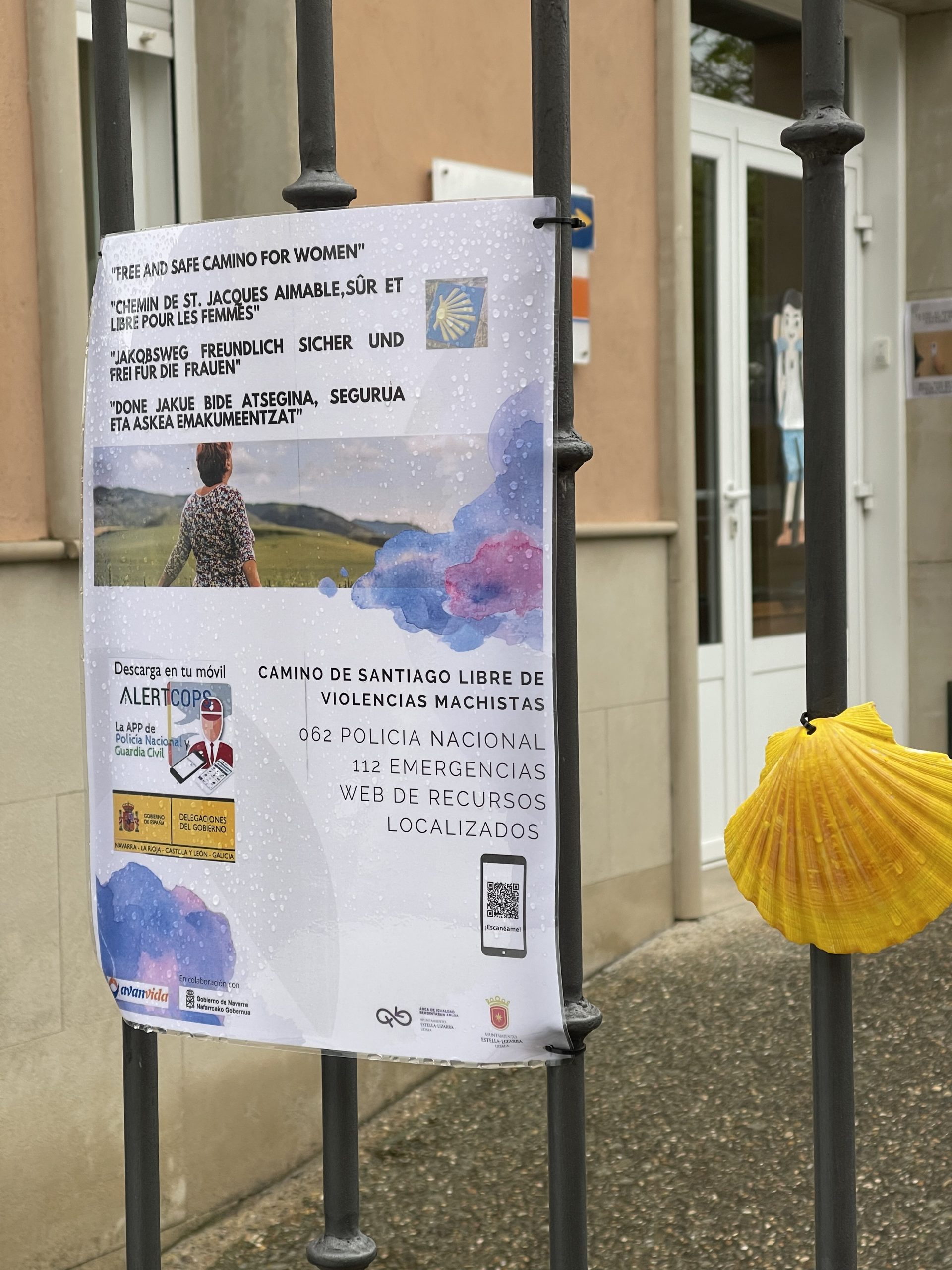 All’entrata di Estella un cartello nostra preoccupazione per le donne vittime di abusi lungo il cammino.