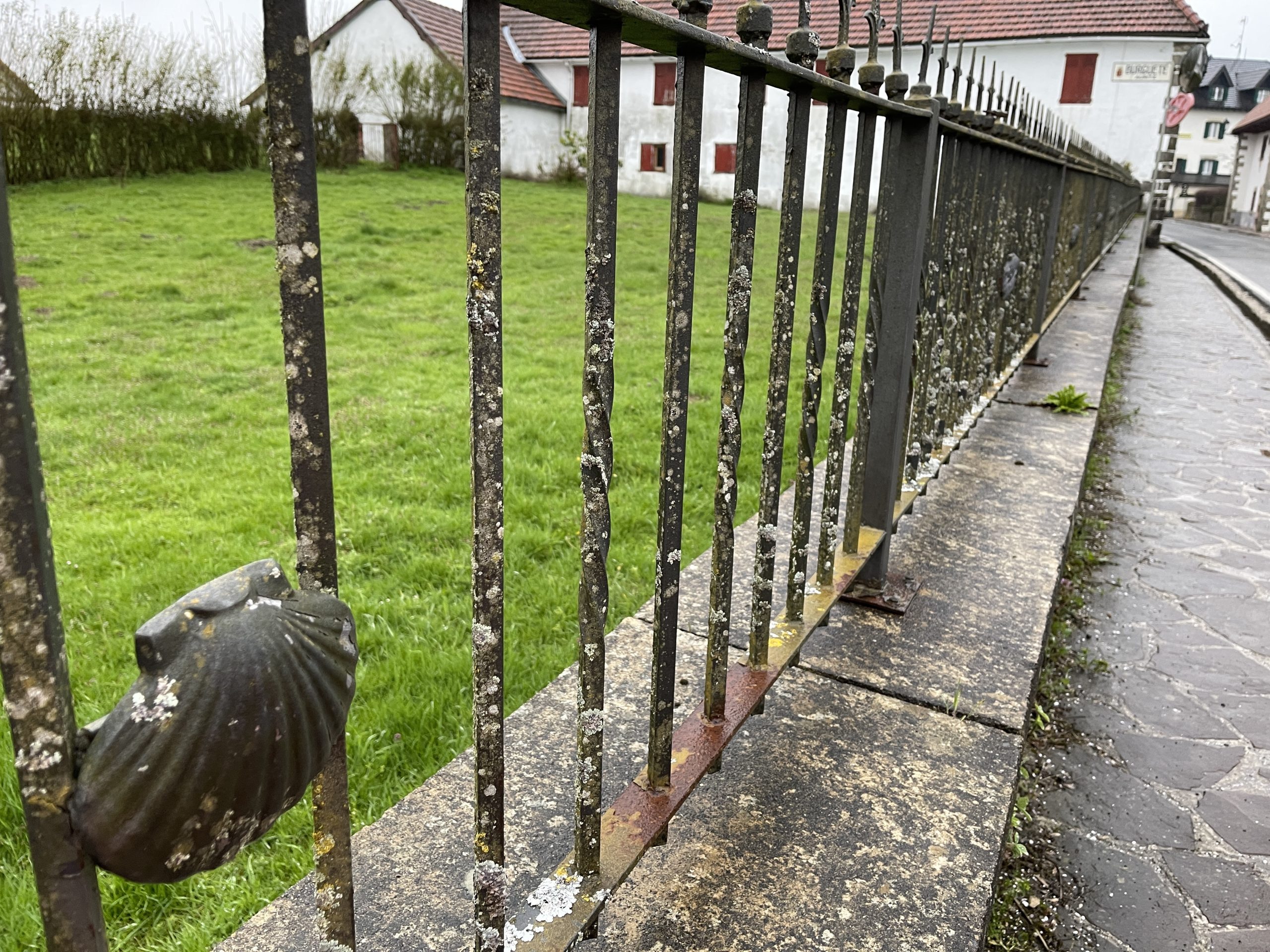 Una cancellata col simbolo del Camino 