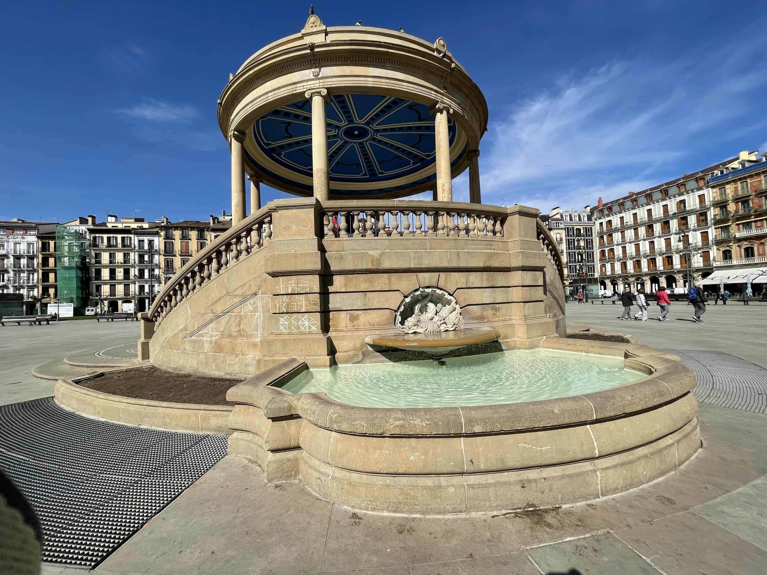 Una fontana in una piazza a Pamplona