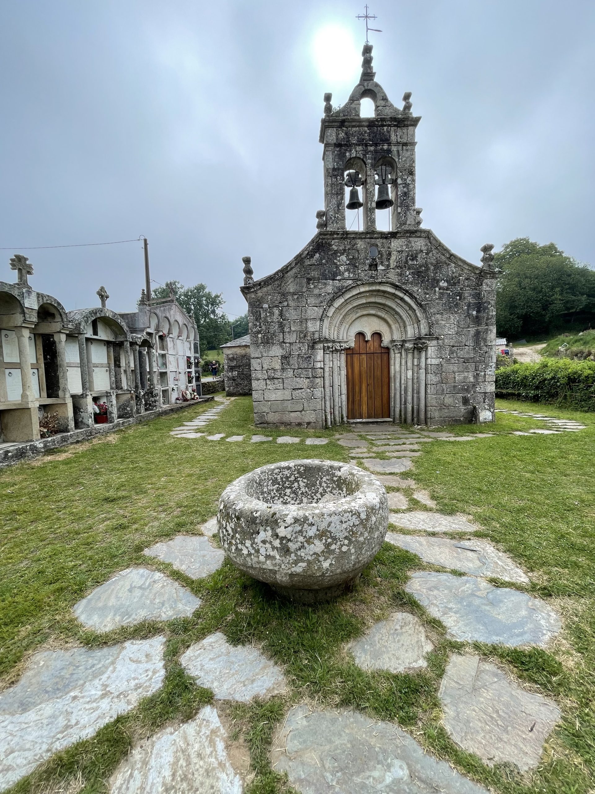 Una bella chiesetta in un cimitero
