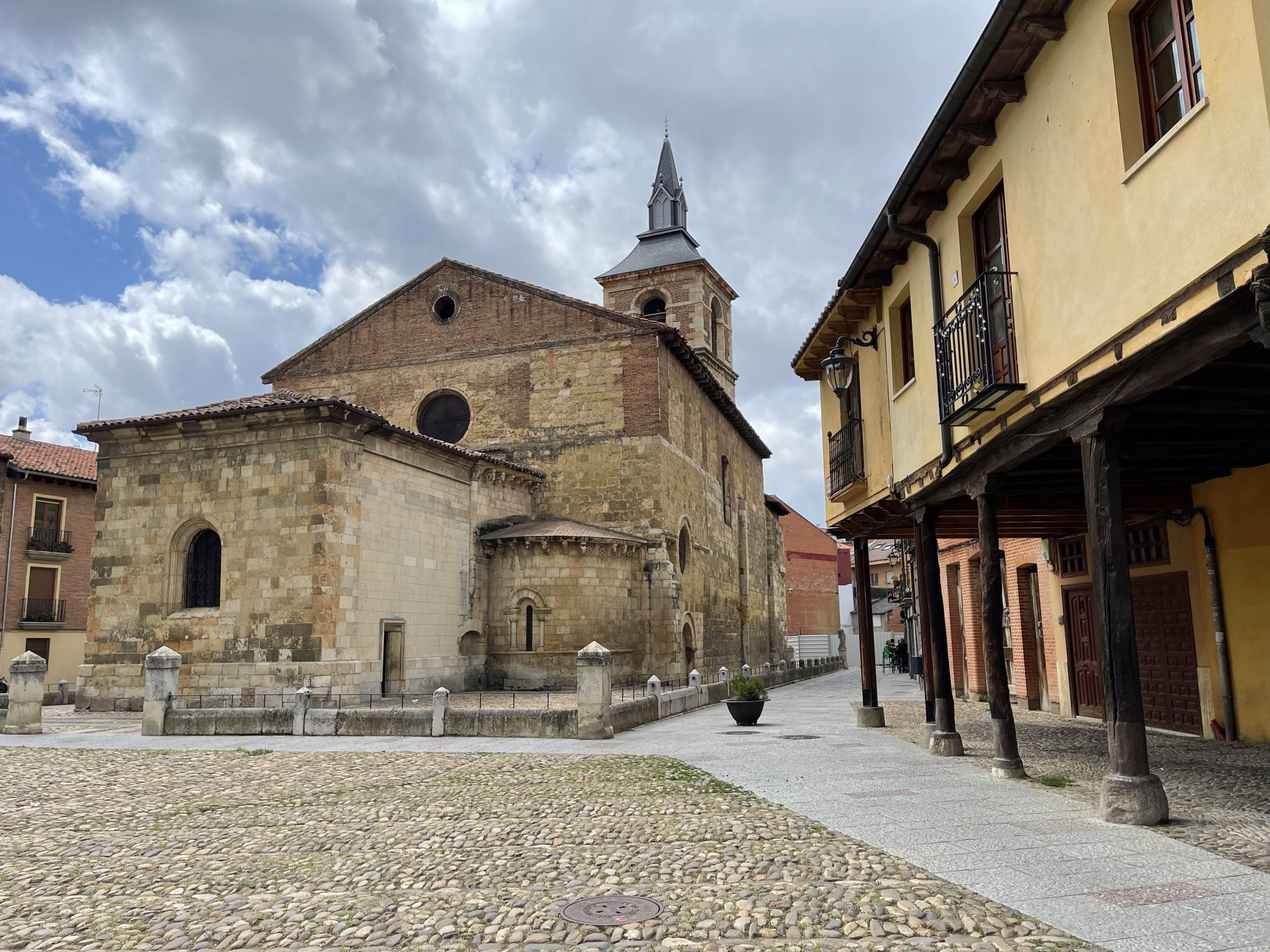 Plaza del Grano. Anche qui edifici vecchio e modesti. Molto Bella comunque. Molto accogliente.