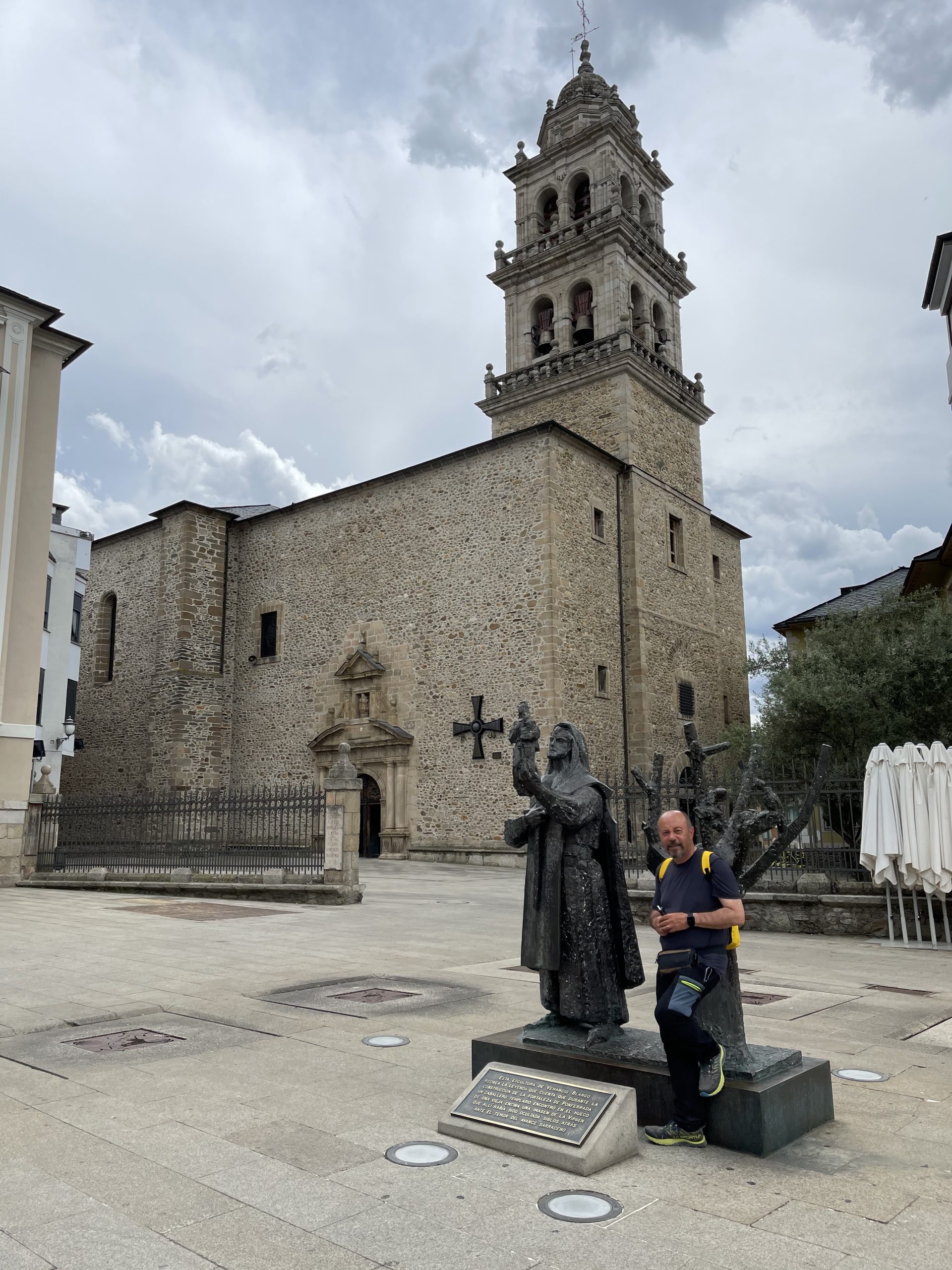 Pellegrini di fronte alla chiesa