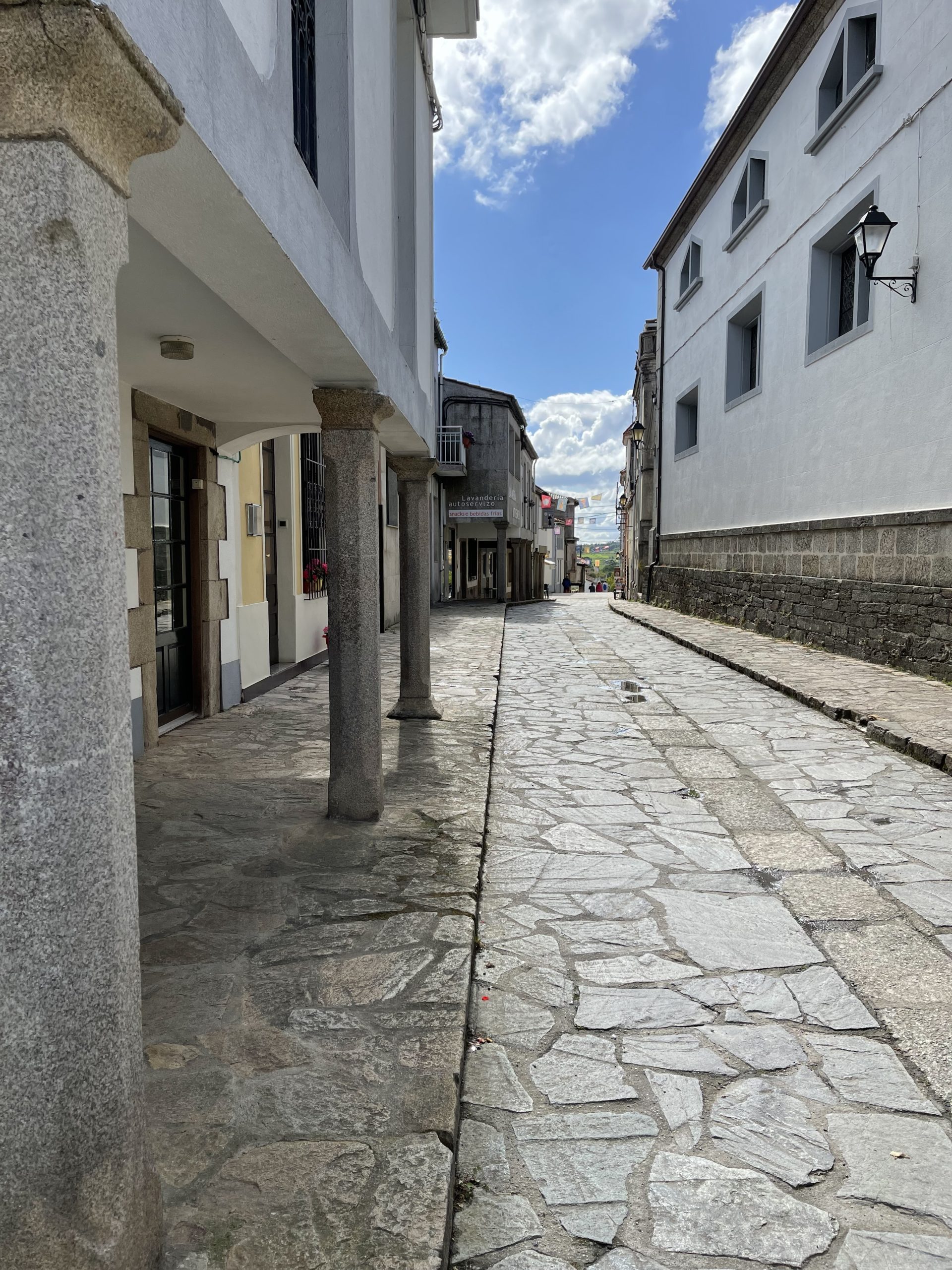 Una cosa del centro con i portici “poveri”