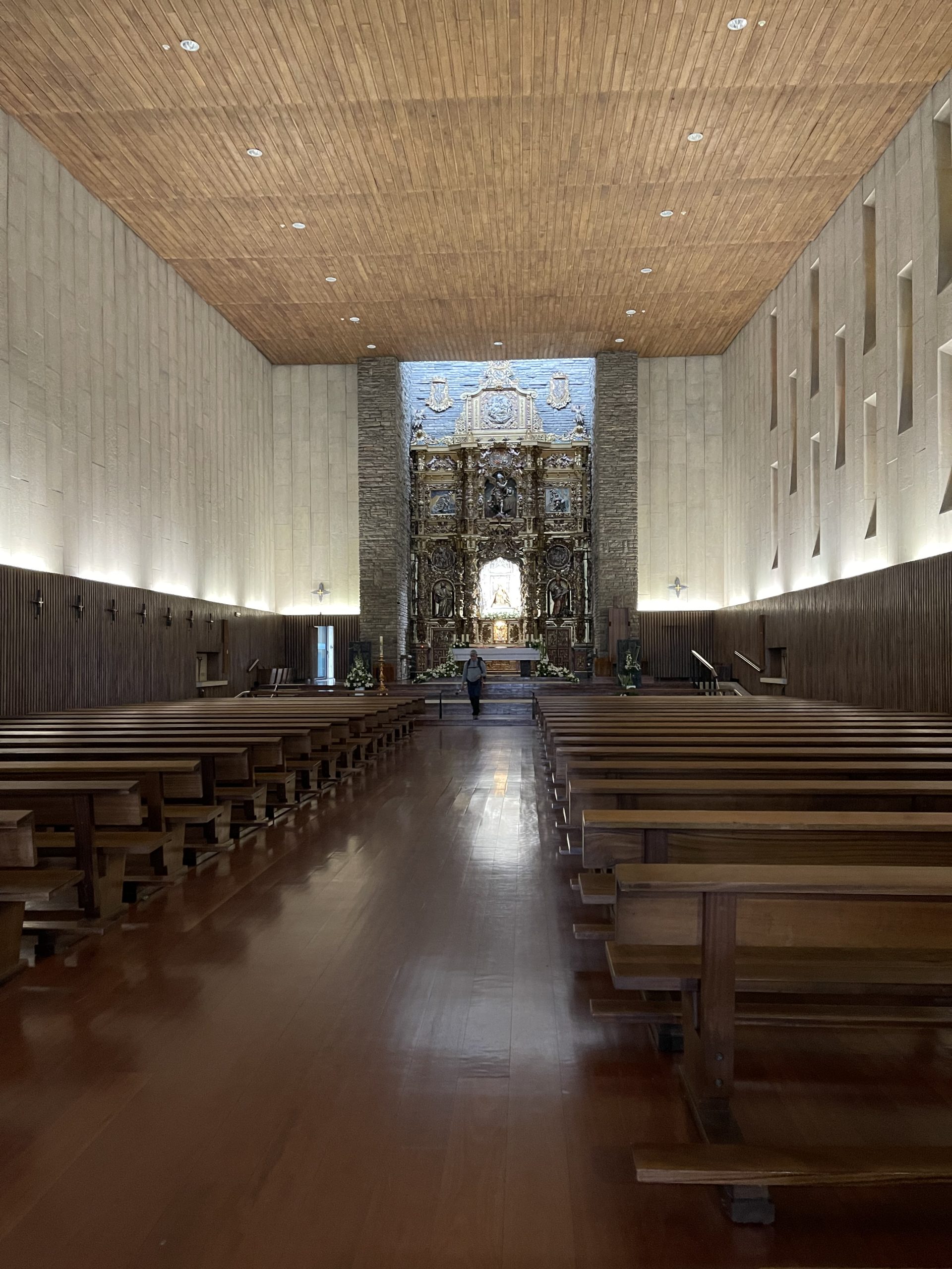 Stessa chiesa. La papà dell’altra è antica ed appartiene alla chiesa che sorgeva in precedenza nello stesso luogo.