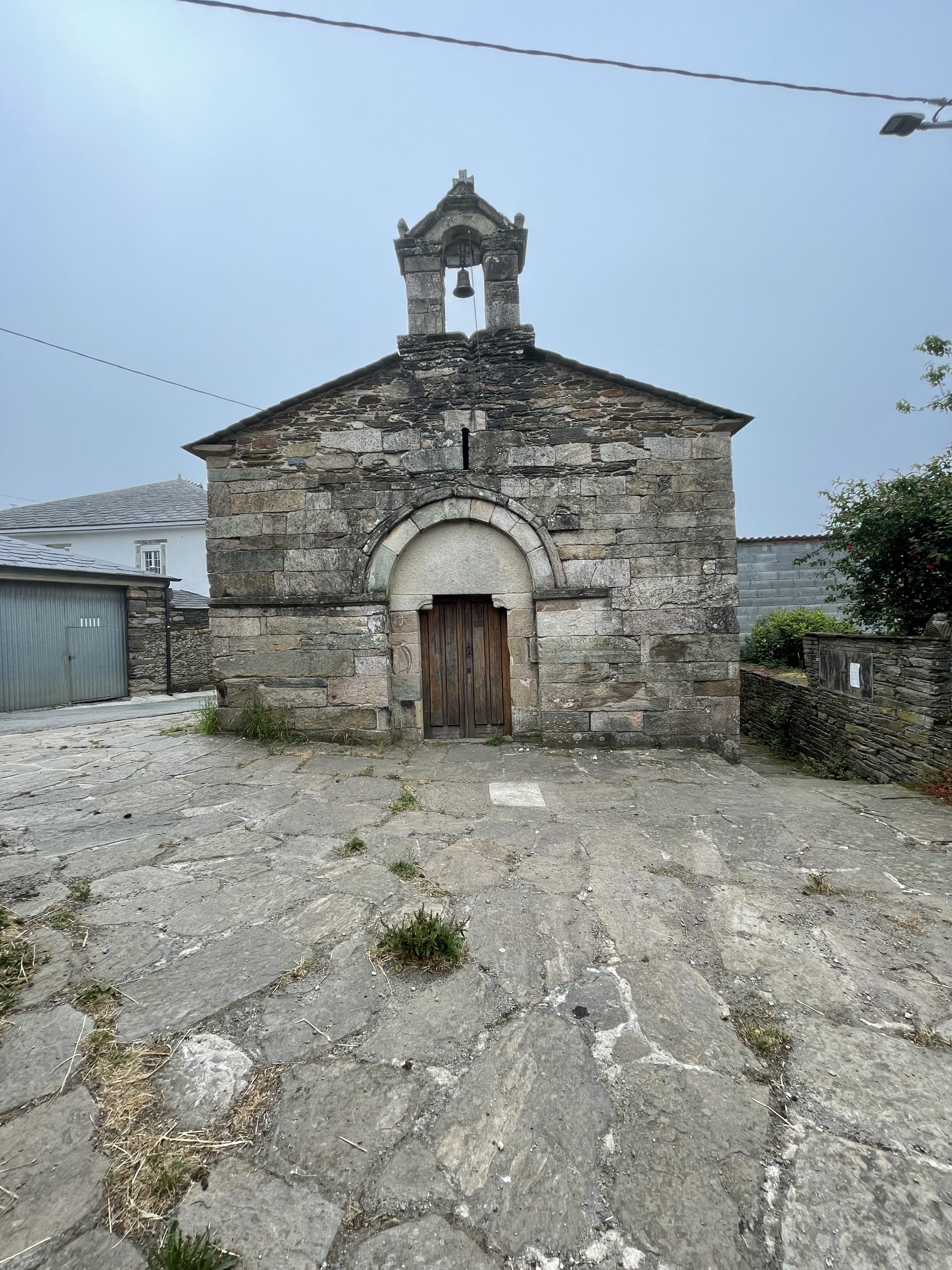 Diversi di questi cimiteri con chiesetta dentro