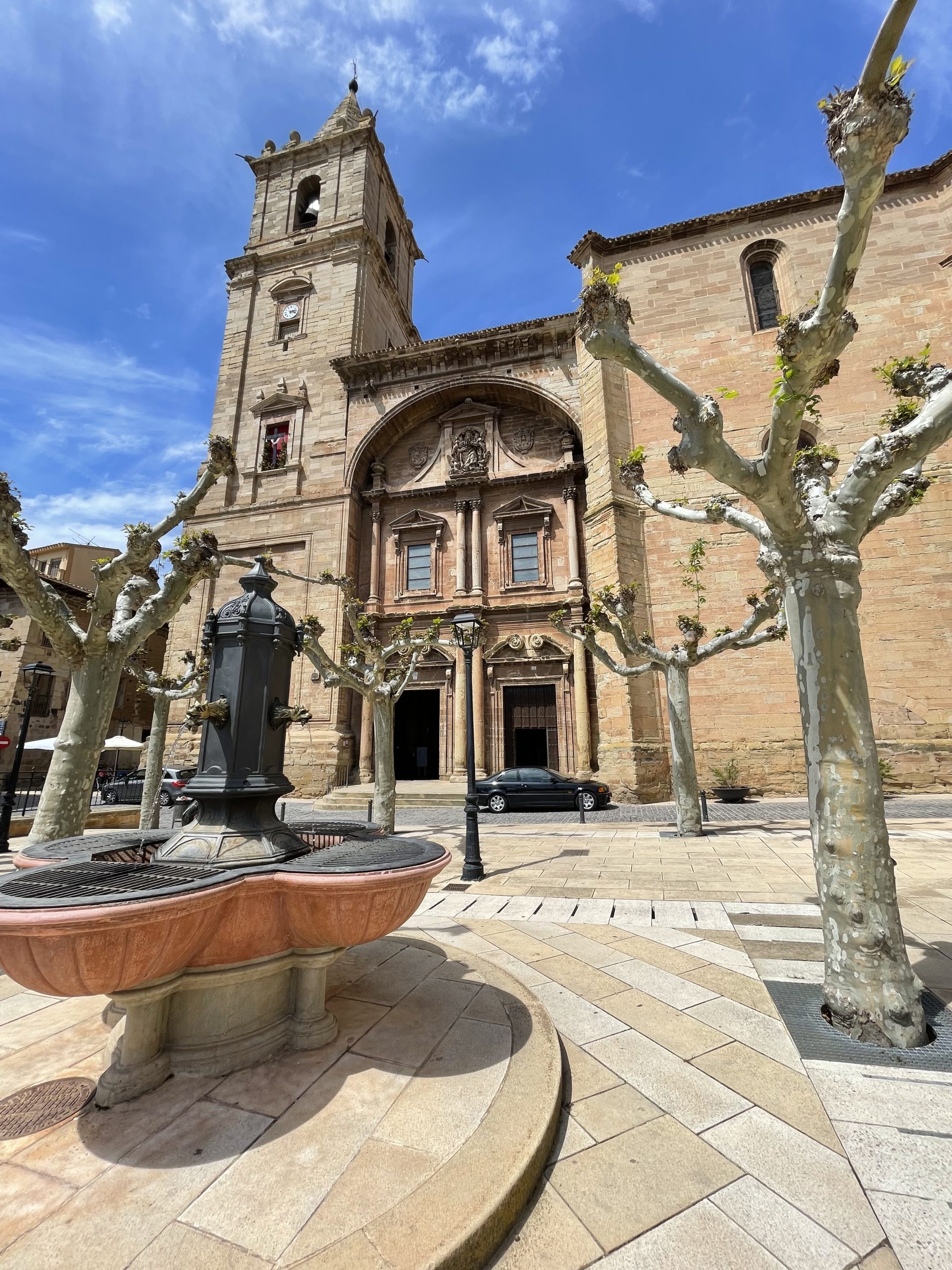 La piazza della chiesa di Navarrete