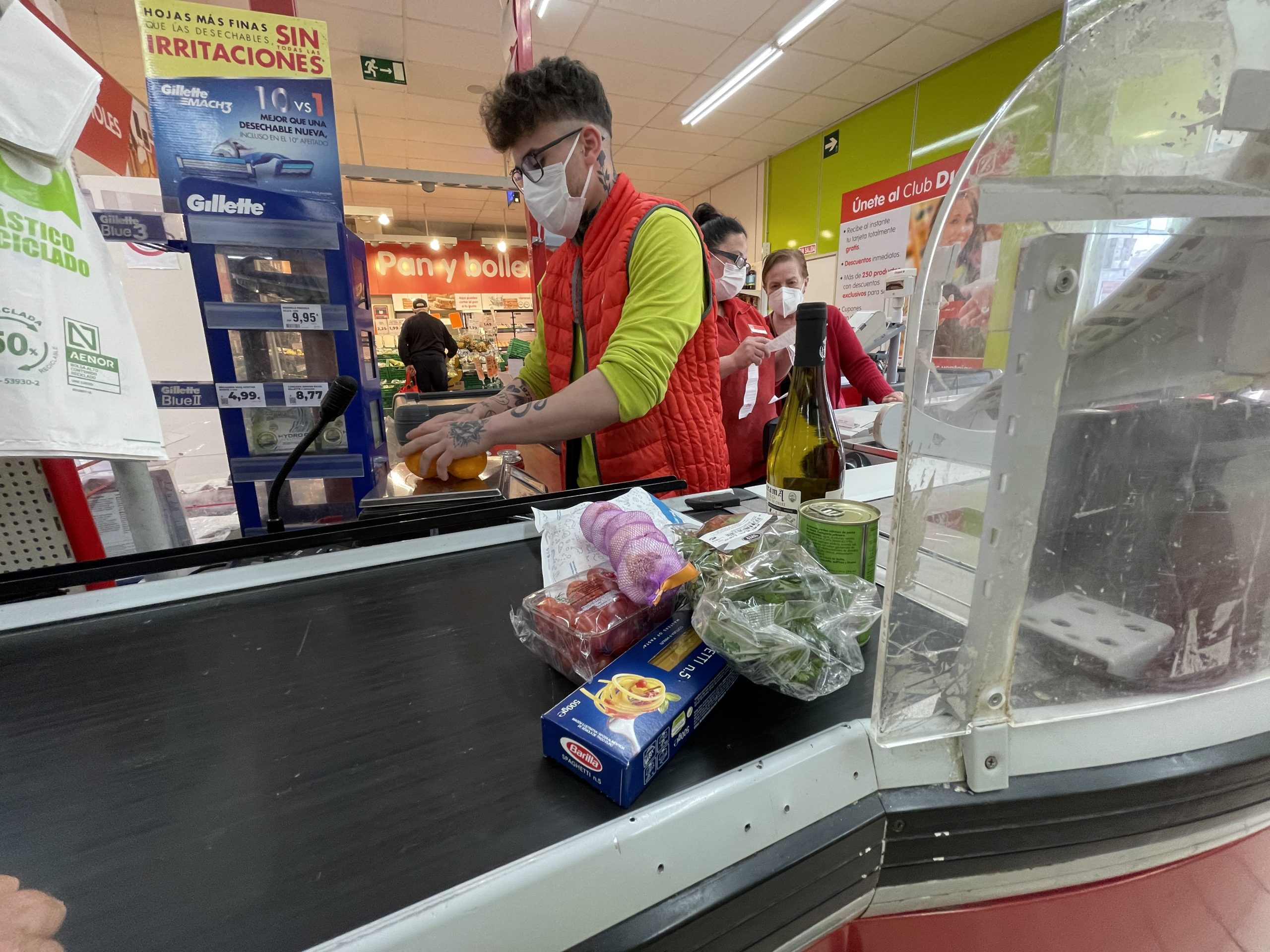 Al supermercato porti la frutta sfusa e la pesa il cassiere