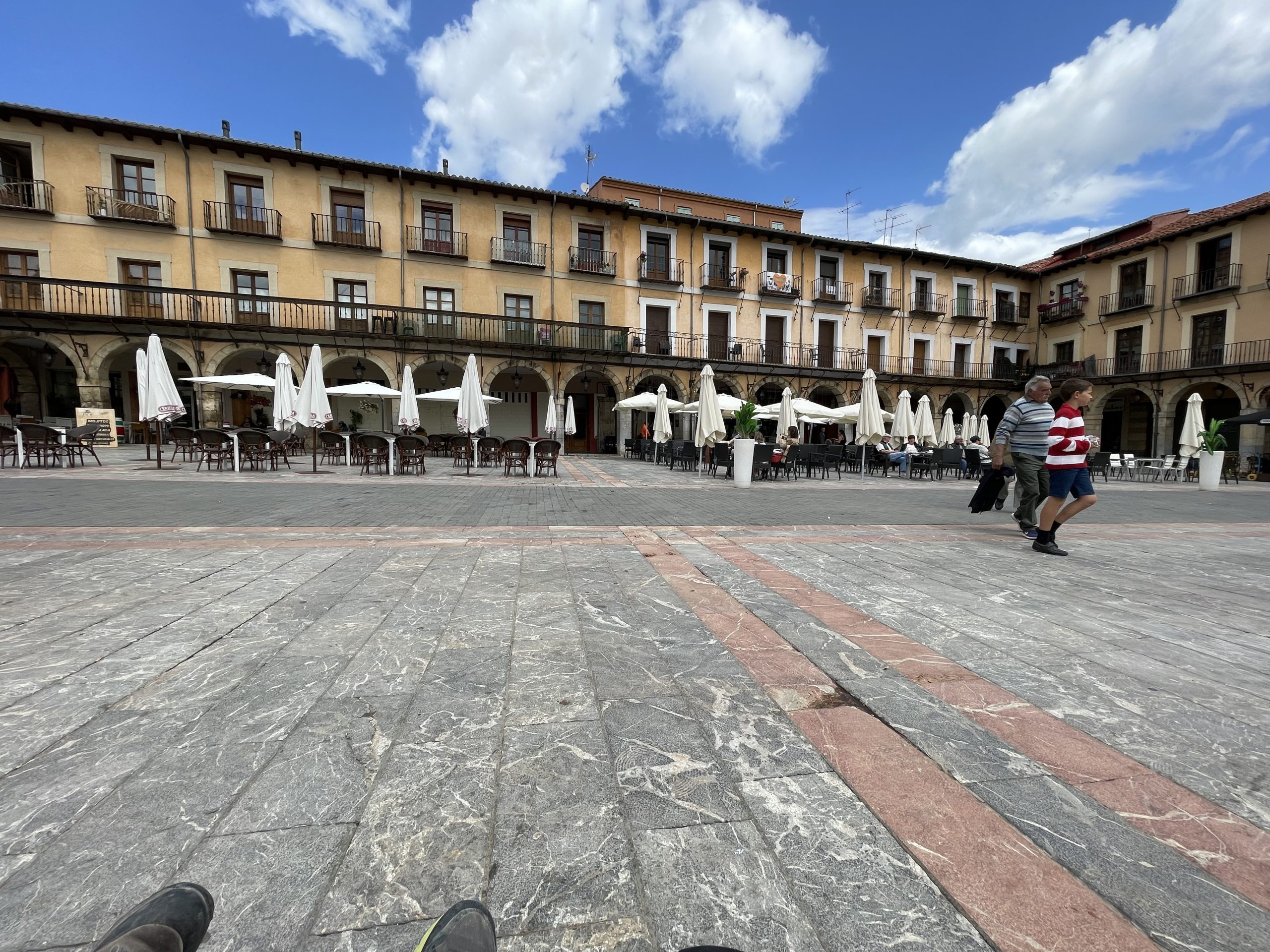Plaza Mayor a Leon. È contornata da portici, ma gli edifici sono molto più modesti di quello che troveresti in un’equivalente piazza italiana. Ha il suo fascino però.
